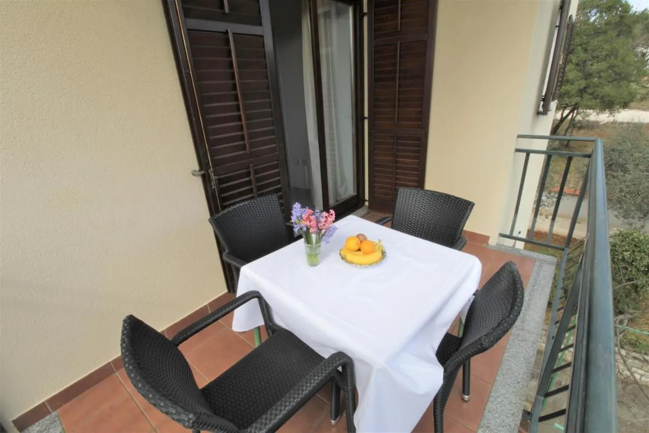 Valizza Apartments With Pool Albina בית הארחה