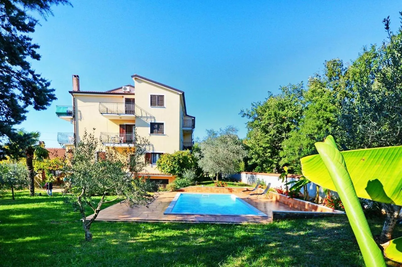 Apartments With Pool Albina Umag 4*,
