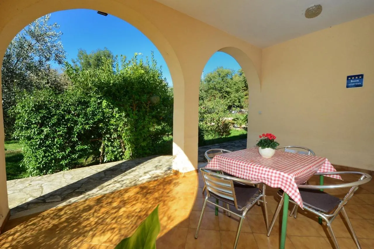 Gasthof Apartments With Pool Albina Valizza