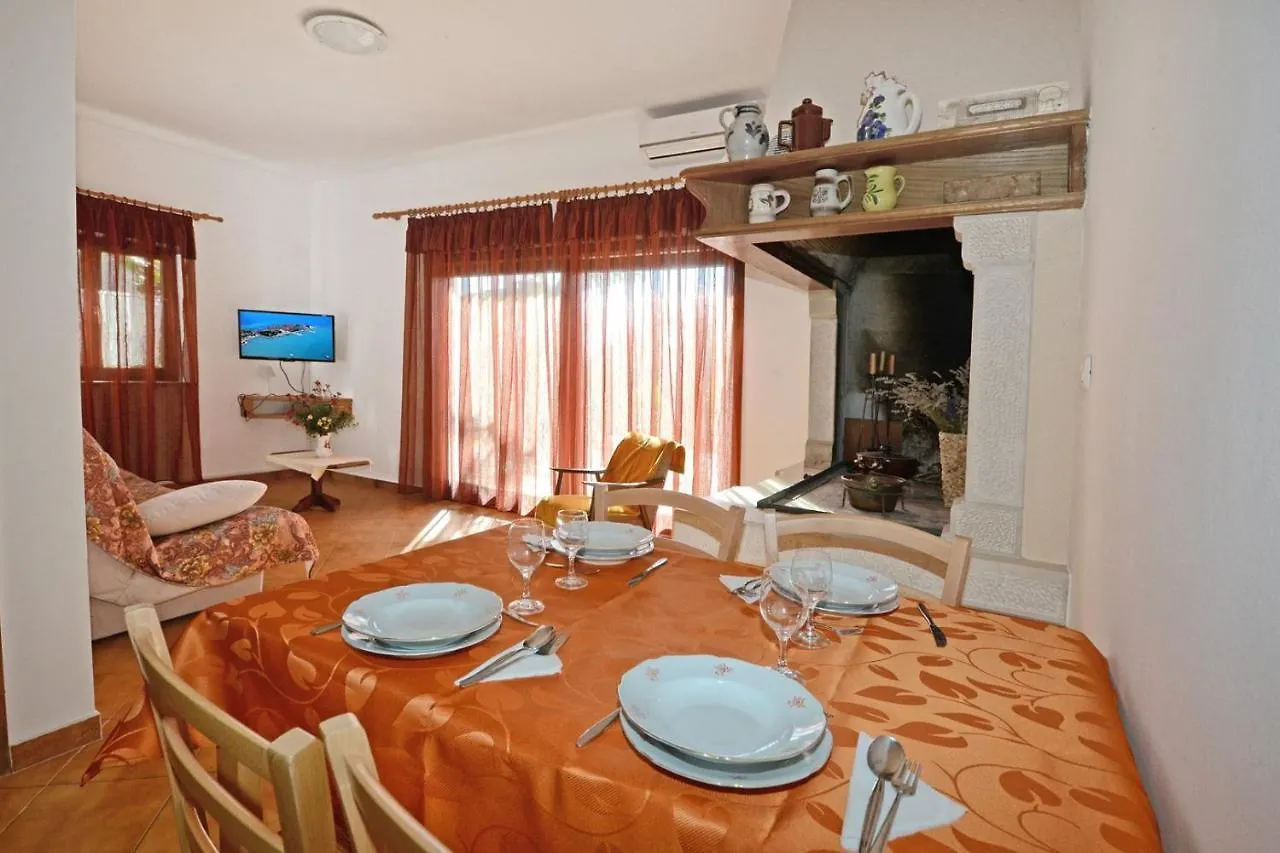 Apartments With Pool Albina Valizza 4*,